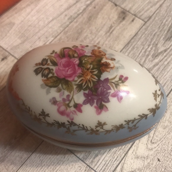 Vintage Handpainted Egg shaped trinket box - Picture 2 of 7